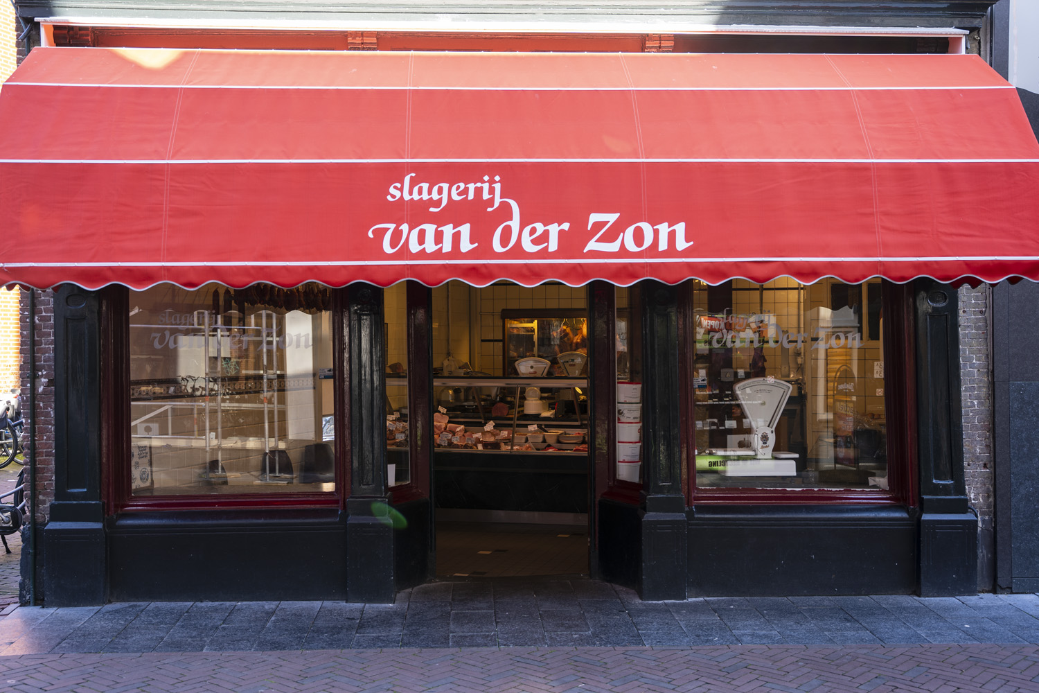 Voorkant van de winkel met zonnescherm